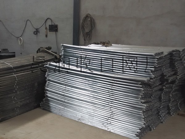 广州定购的5000片0.3厚2.3米长的镀锌板快易收口网已生产完毕